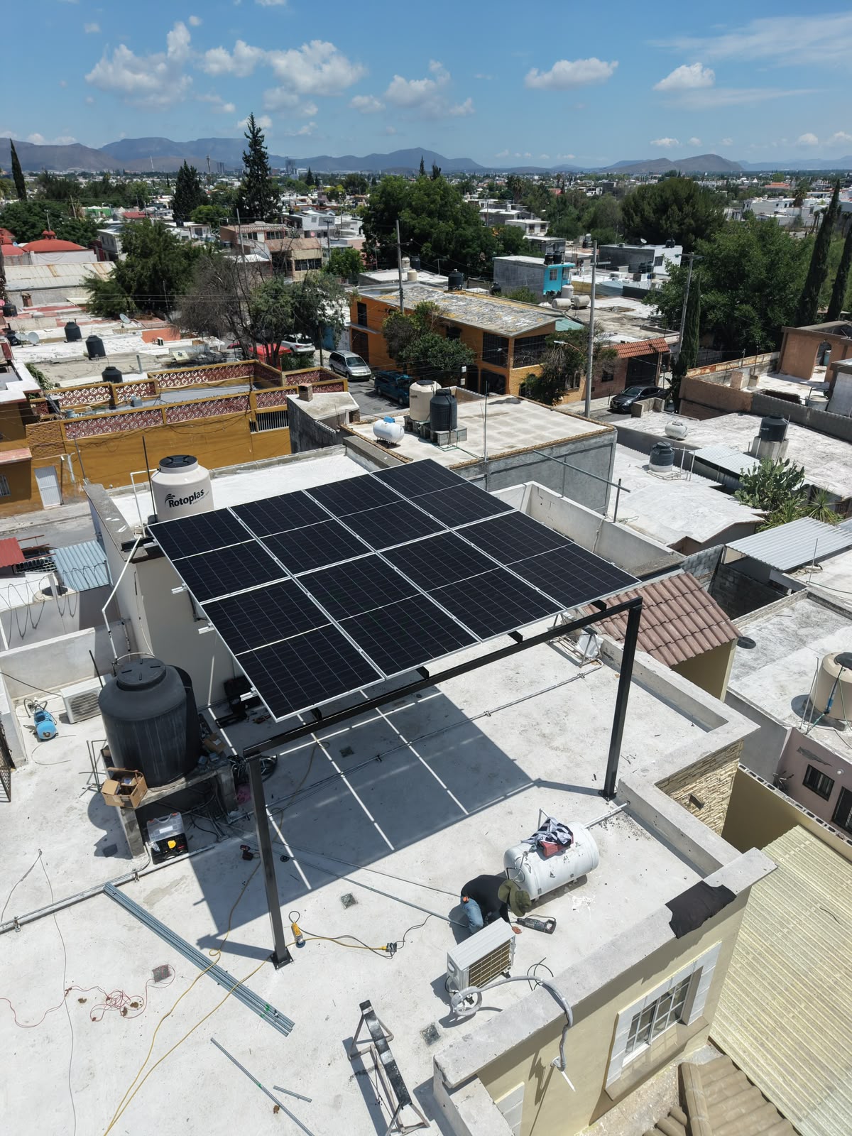 Vista aérea con dron de instalación solar sobre vivienda en Saltillo