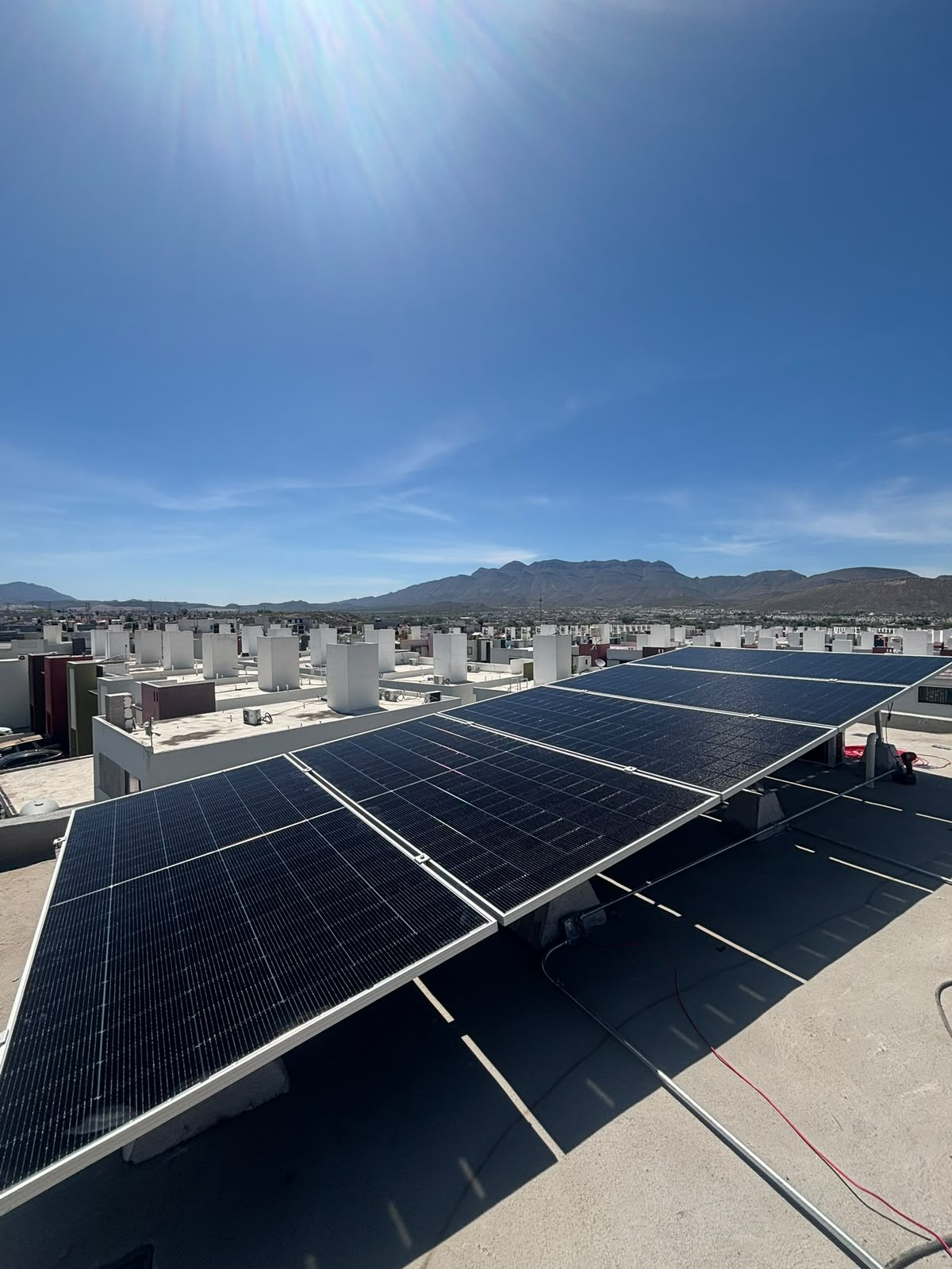 Paneles solares instalados en azotea residencial en Saltillo