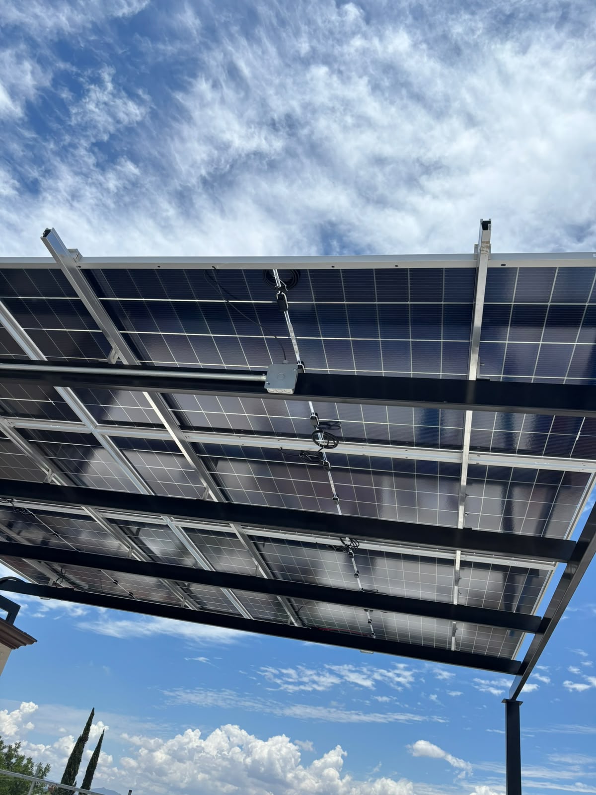 Carport solar con paneles bifaciales instalados en Saltillo